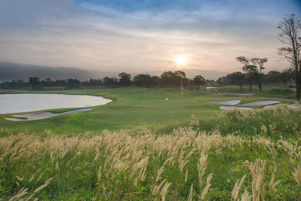 Royal Hills Golf Resort & Spa Nakhon Nayok Exterior foto