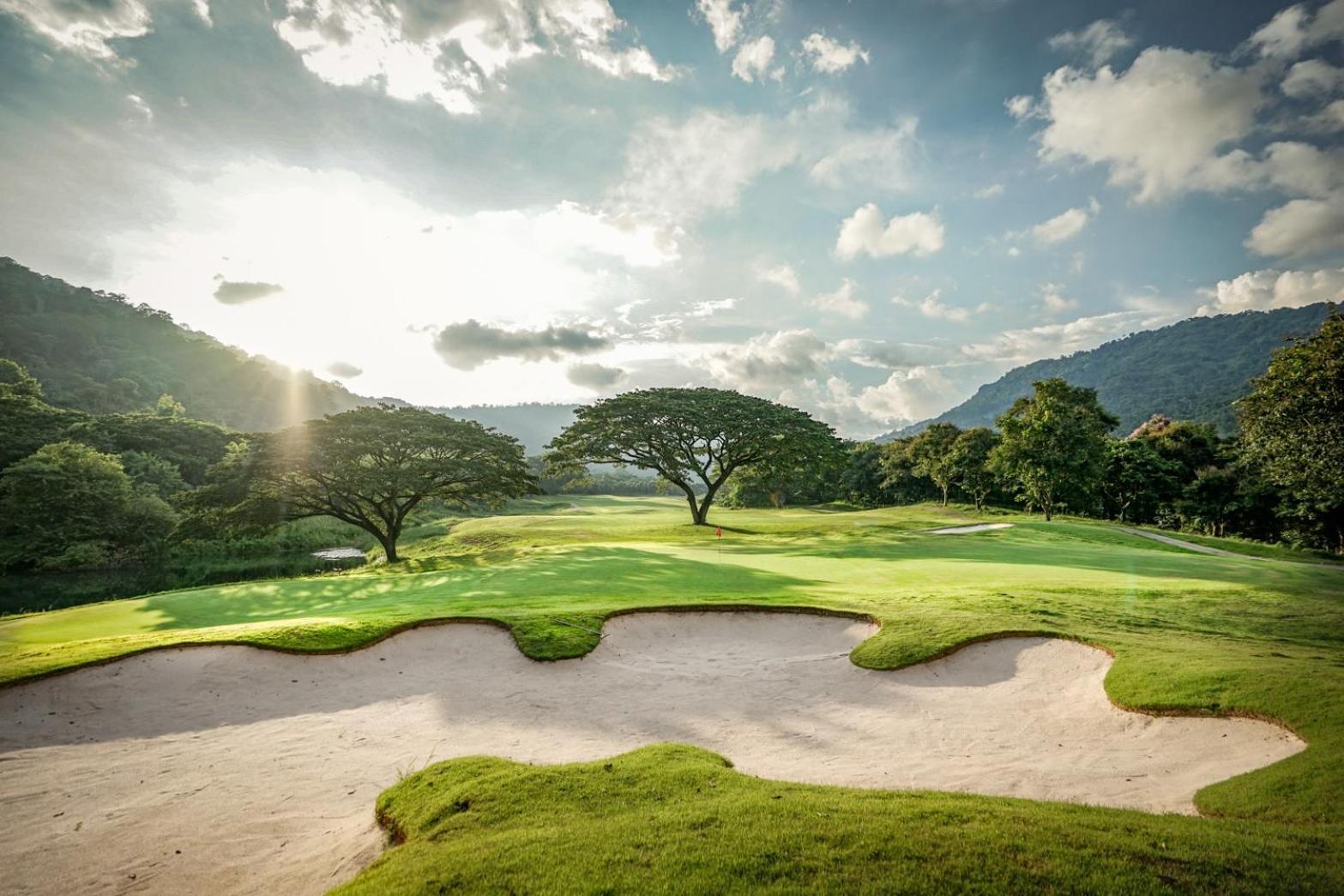 Royal Hills Golf Resort & Spa Nakhon Nayok Exterior foto