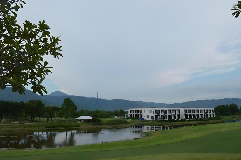 Royal Hills Golf Resort & Spa Nakhon Nayok Exterior foto